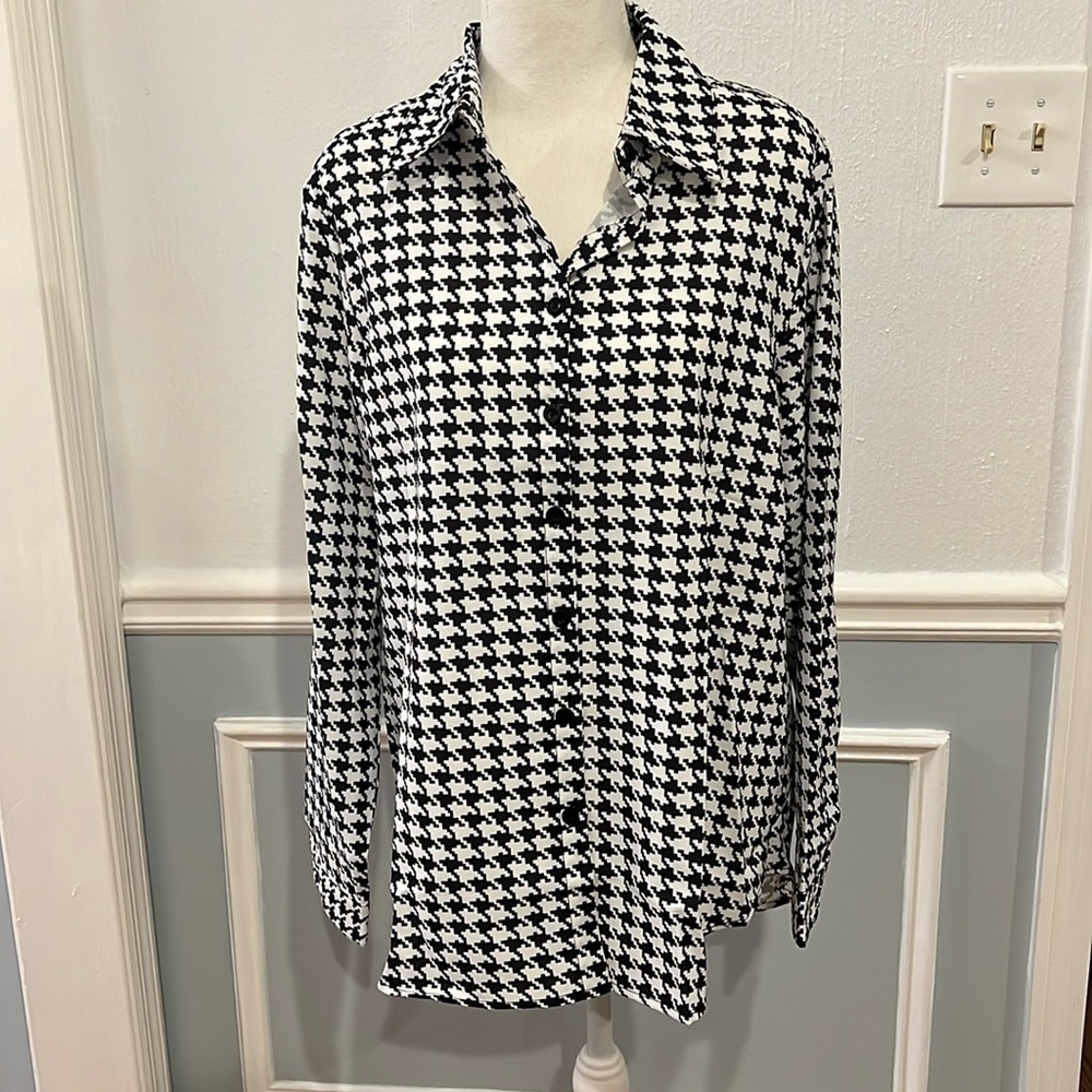 NEW IN BAG BLACK AND WHITE HOUNDSTOOTH BUTTON UP BLOUSE - SIZE MEDIUM